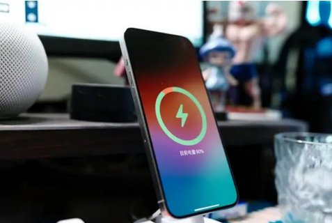 平南苹果15换屏服务分享用什么充电器给iPhone15充电更好 